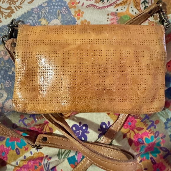 Bed Stu Bayshore Cadence Leather Crossbody Clutch in tan rustic - Picture 5 of 6